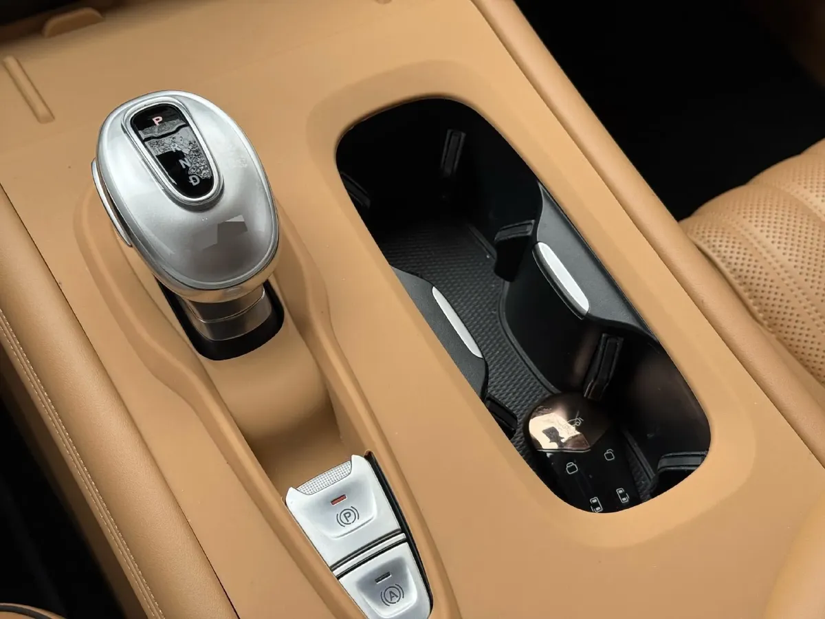 2024 Voyah Dream 1.5T 150HP L4 PHEV 43KWH,autocango,china used car exporter,china ev exporter,chinese used car exporter,chinese used ev exporter