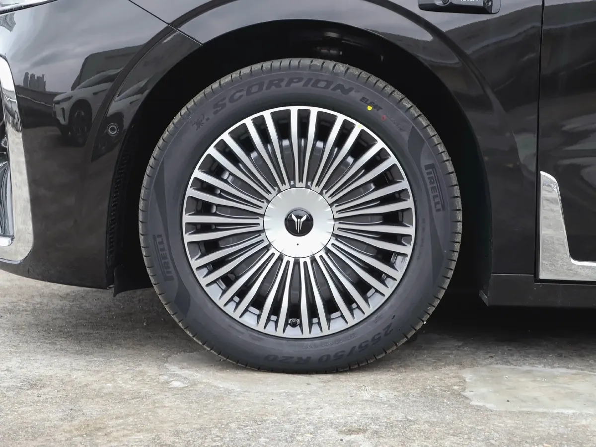 2025 Voyah Dream 1.5T 150HP L4 PHEV 41.7KWH,autocango,china used car exporter,china ev exporter,chinese used car exporter,chinese used ev exporter