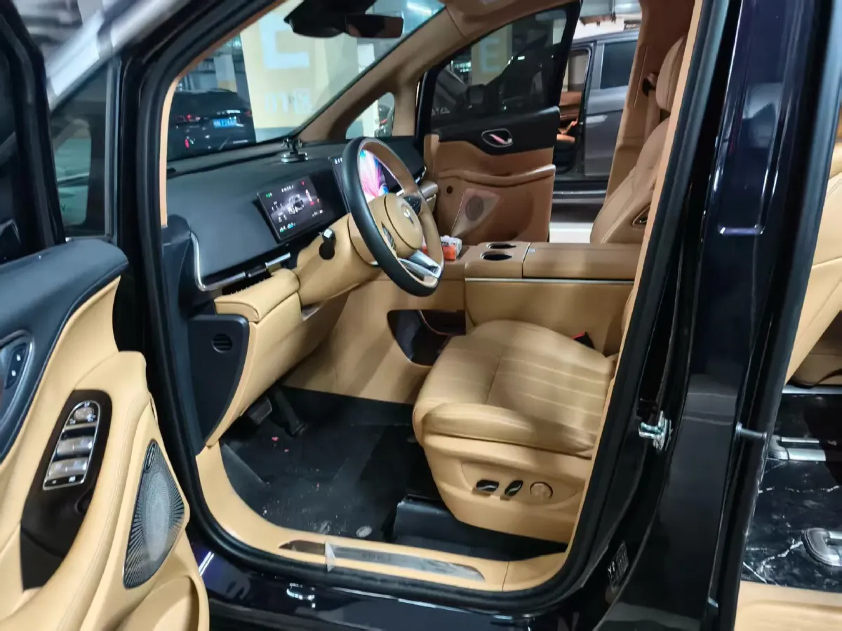 2025 Voyah Dream 1.5T 150HP L4 PHEV 41.7KWH,autocango,china used car exporter,china ev exporter,chinese used car exporter,chinese used ev exporter