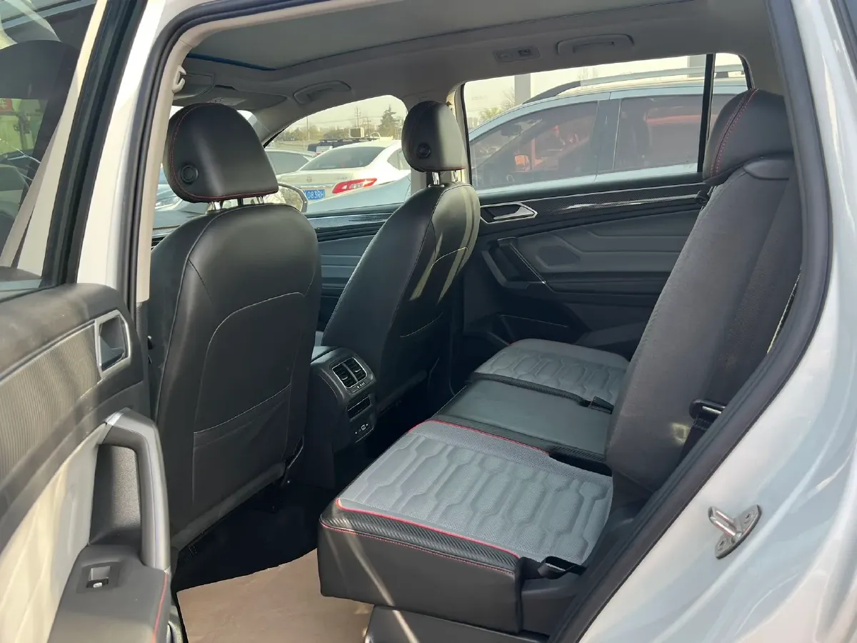 2023 Volkswagen Tiguan L 2.0T 220HP L4 7DCT,autocango,china used car exporter,china ev exporter,chinese used car exporter,chinese used ev exporter