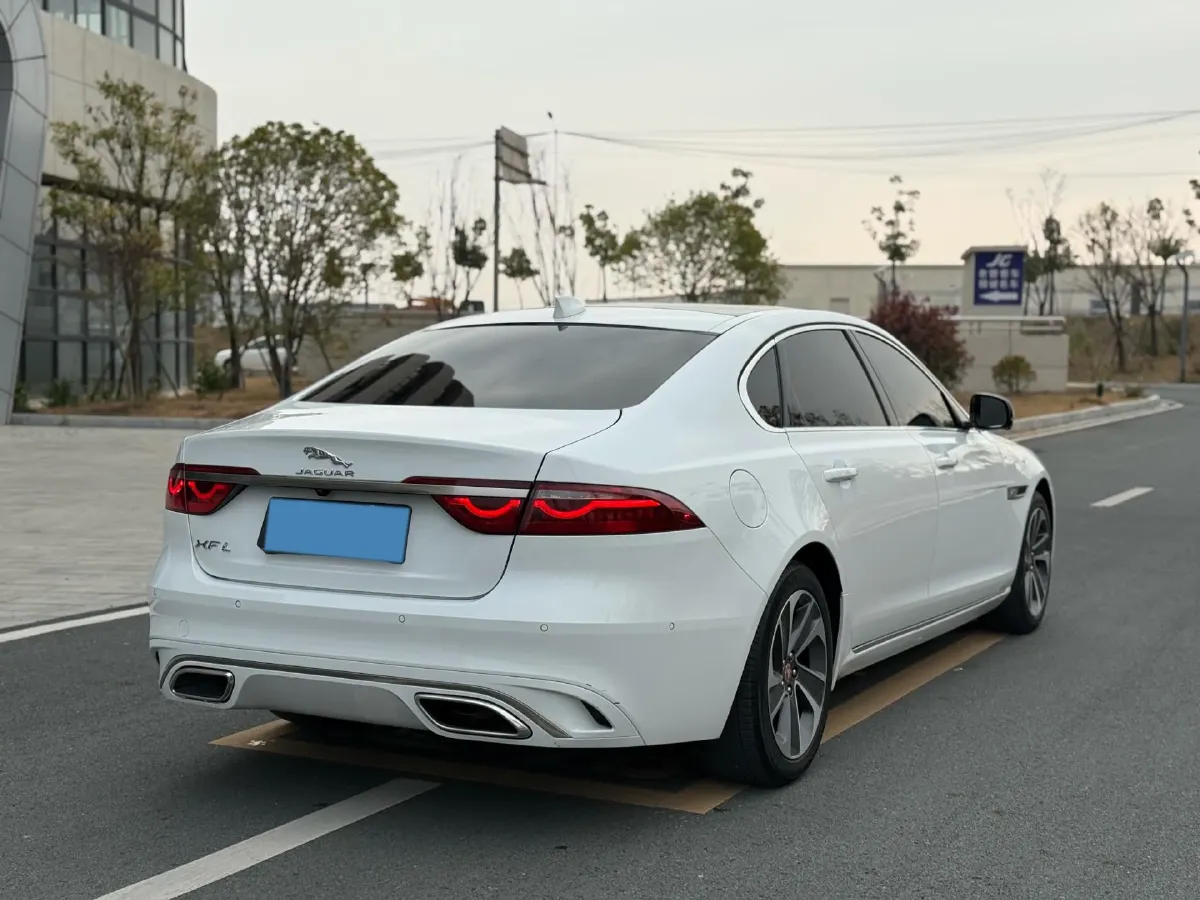 2022 Jaguar XFL 2.0T 200HP L4 8AT,autocango,china used car exporter,china ev exporter,chinese used car exporter,chinese used ev exporter