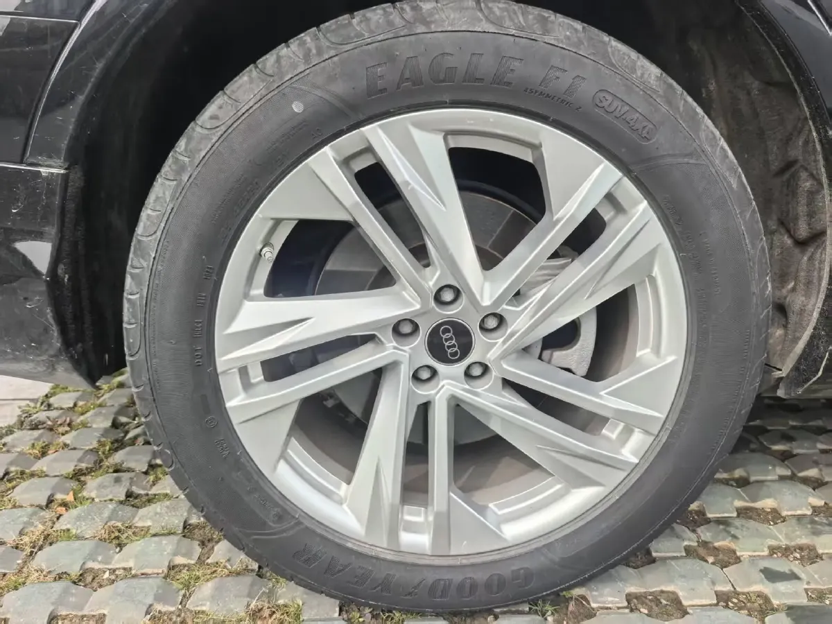 2023 Audi Q7 2.0T 265HP L4 8AT,autocango,china used car exporter,china ev exporter,chinese used car exporter,chinese used ev exporter