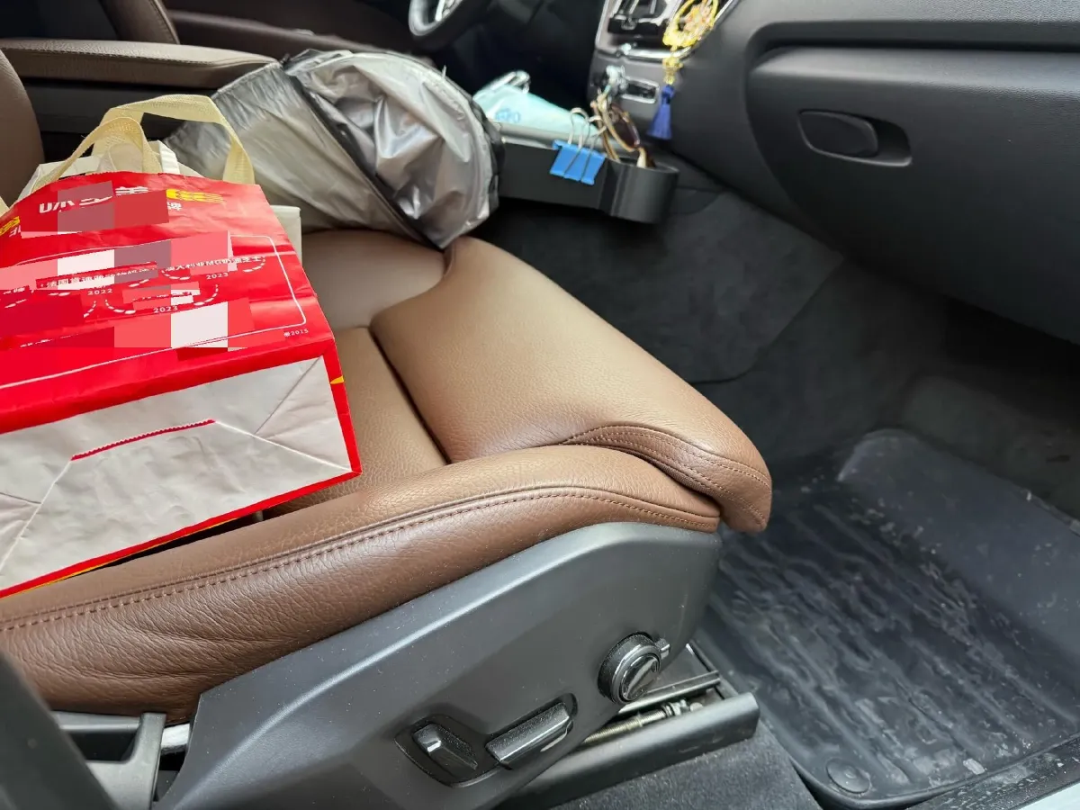 2022 Volvo XC60 2.0T 250HP L4 8AT,autocango,china used car exporter,china ev exporter,chinese used car exporter,chinese used ev exporter