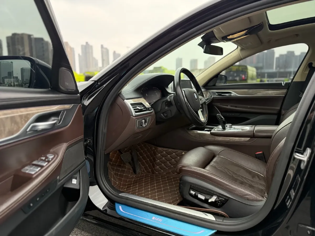 2021 BMW 7 Series 3.0T 340HP L6 8AT,autocango,china used car exporter,china ev exporter,chinese used car exporter,chinese used ev exporter