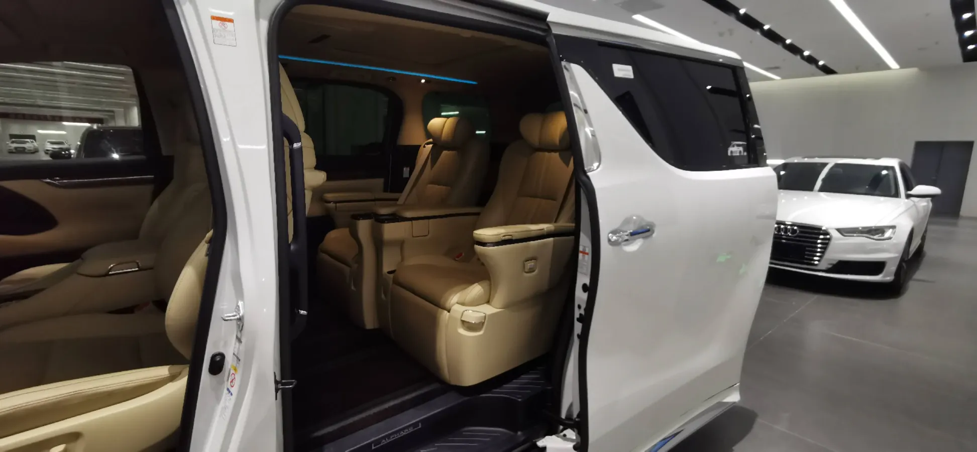 2019 Toyota Alphard 2.5L 117HP L4 E-CVT Hybrid,autocango,china used car exporter,china ev exporter,chinese used car exporter,chinese used ev exporter