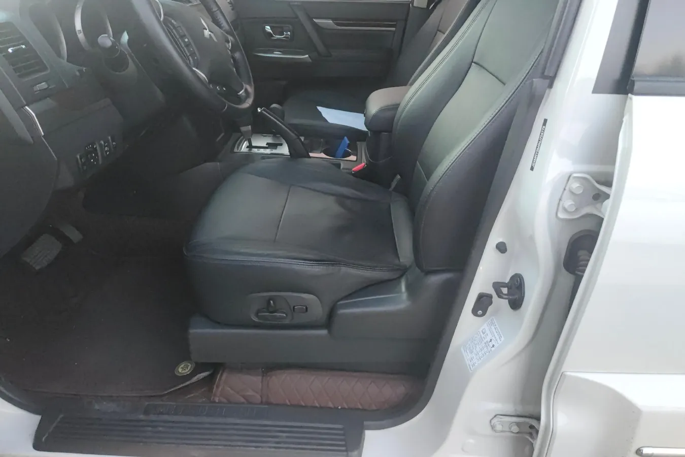 2020 Mitsubishi Pajero 3.0L 174HP V6 5AT,autocango,china used car exporter,china ev exporter,chinese used car exporter,chinese used ev exporter