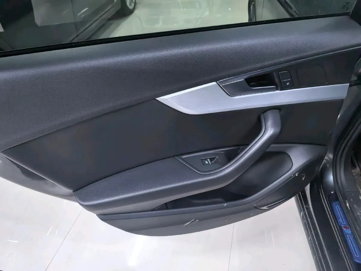 2022 Audi A4L 2.0T 190HP L4 7DCT,autocango,china used car exporter,china ev exporter,chinese used car exporter,chinese used ev exporter