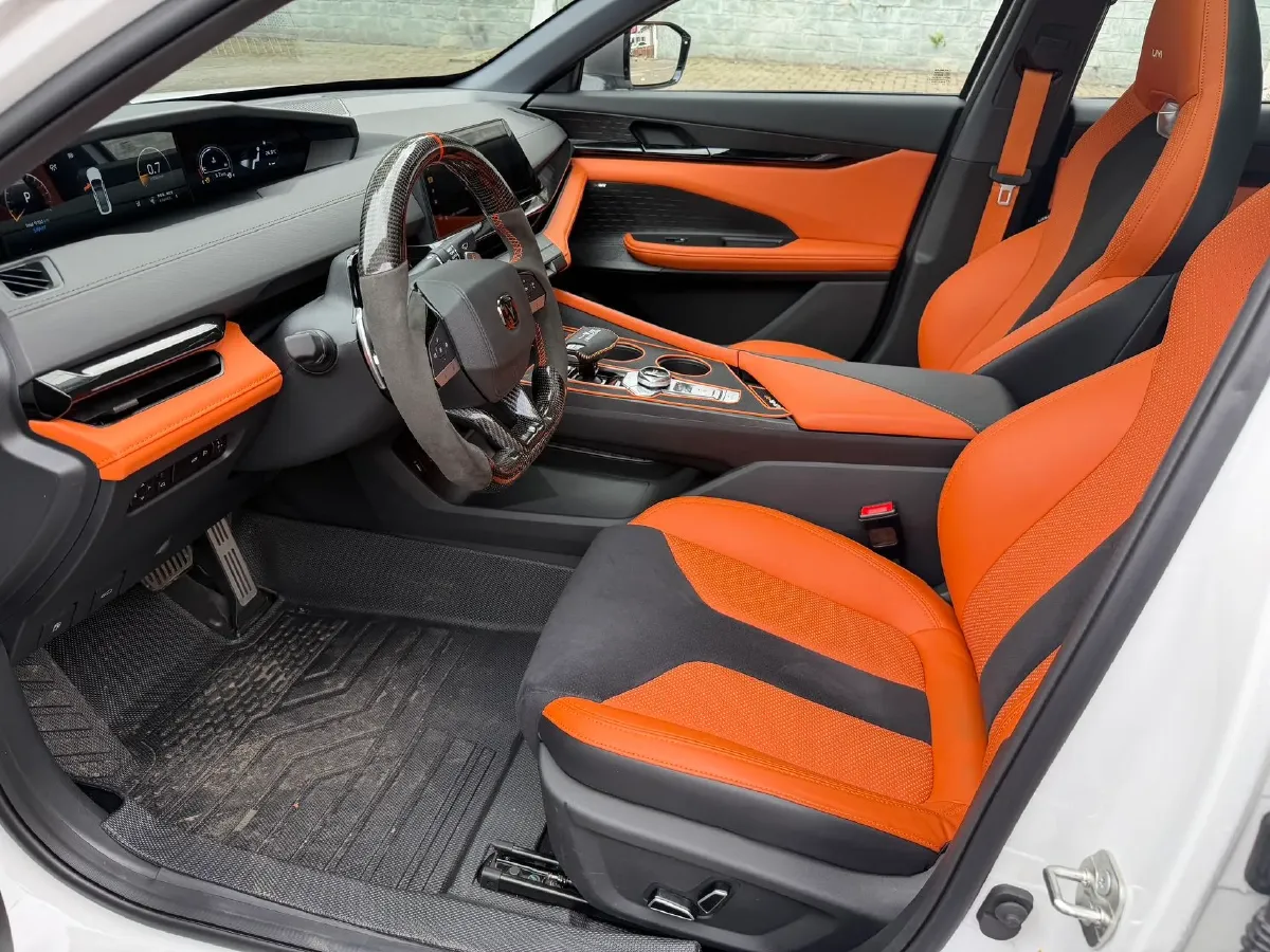 2024 ChangAn UNI-V 2.0T 233HP L4 8AT,autocango,china used car exporter,china ev exporter,chinese used car exporter,chinese used ev exporter