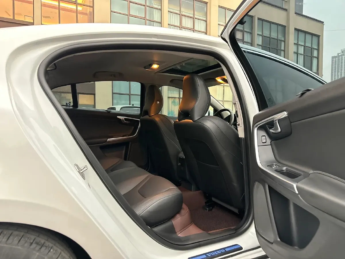 2018 Volvo S60 2.0T 245HP L4 8AT,autocango,china used car exporter,china ev exporter,chinese used car exporter,chinese used ev exporter