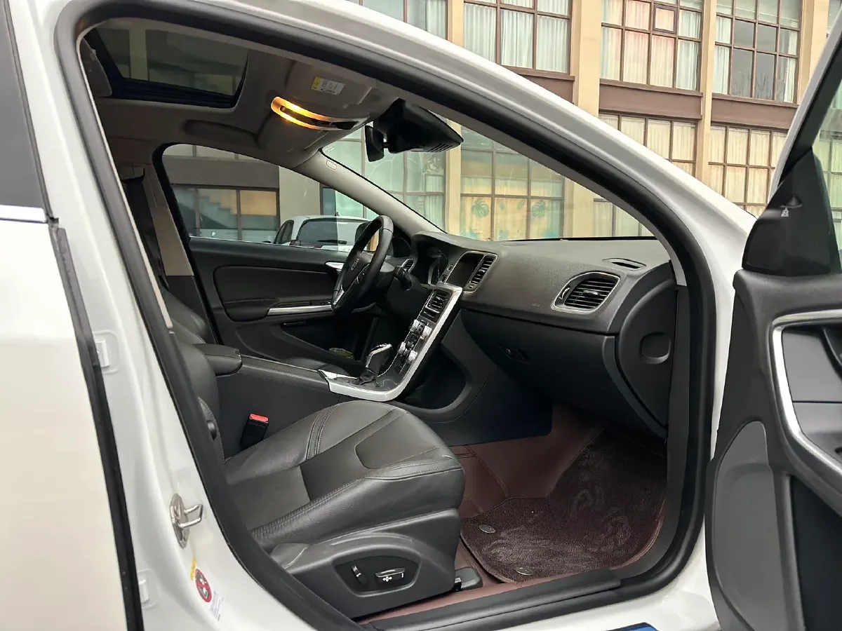 2018 Volvo S60 2.0T 245HP L4 8AT,autocango,china used car exporter,china ev exporter,chinese used car exporter,chinese used ev exporter