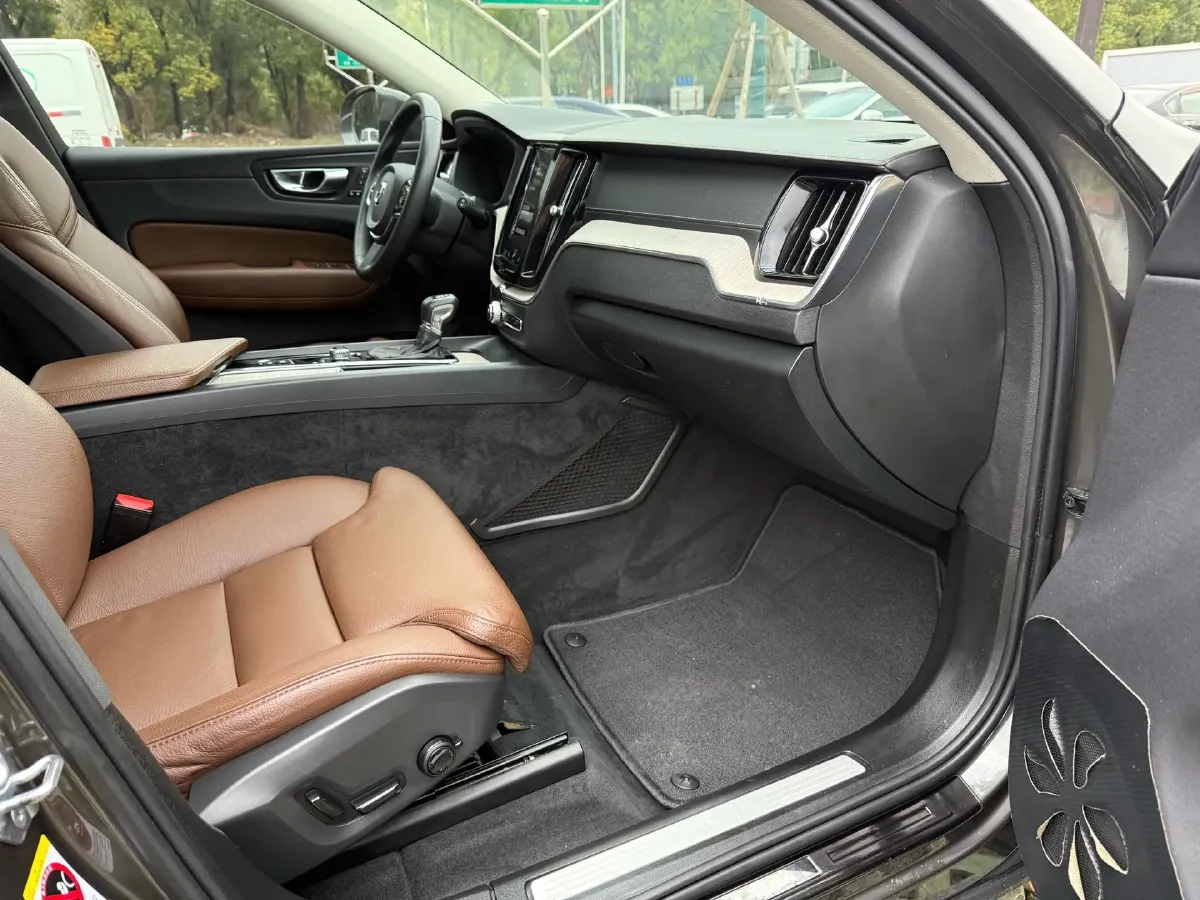 2020 Volvo XC60 2.0T 254HP L4 8AT,autocango,china used car exporter,china ev exporter,chinese used car exporter,chinese used ev exporter