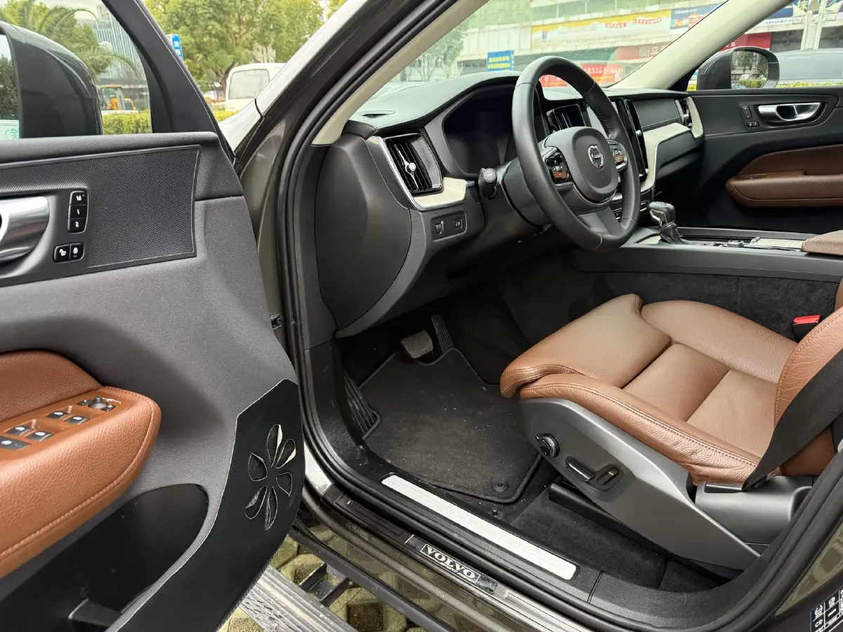 2020 Volvo XC60 2.0T 254HP L4 8AT,autocango,china used car exporter,china ev exporter,chinese used car exporter,chinese used ev exporter