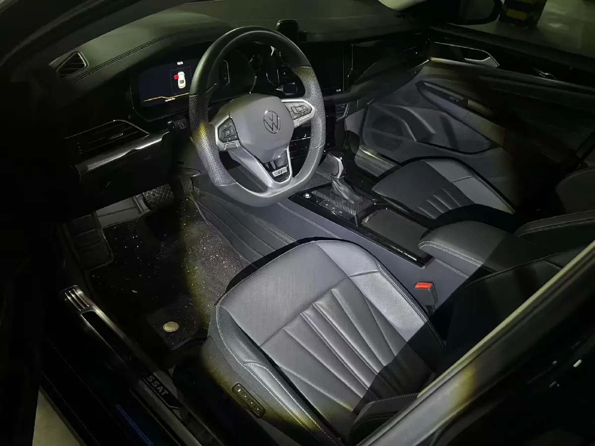 2025 Volkswagen Passat 2.0T 220HP L4 7DCT,autocango,china used car exporter,china ev exporter,chinese used car exporter,chinese used ev exporter