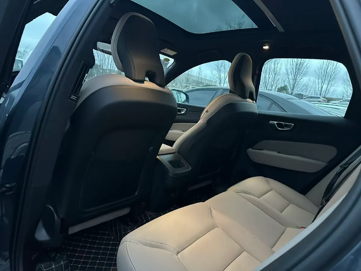 2026 Volvo XC60 2.0T 250HP L4 8AT,autocango,china used car exporter,china ev exporter,chinese used car exporter,chinese used ev exporter