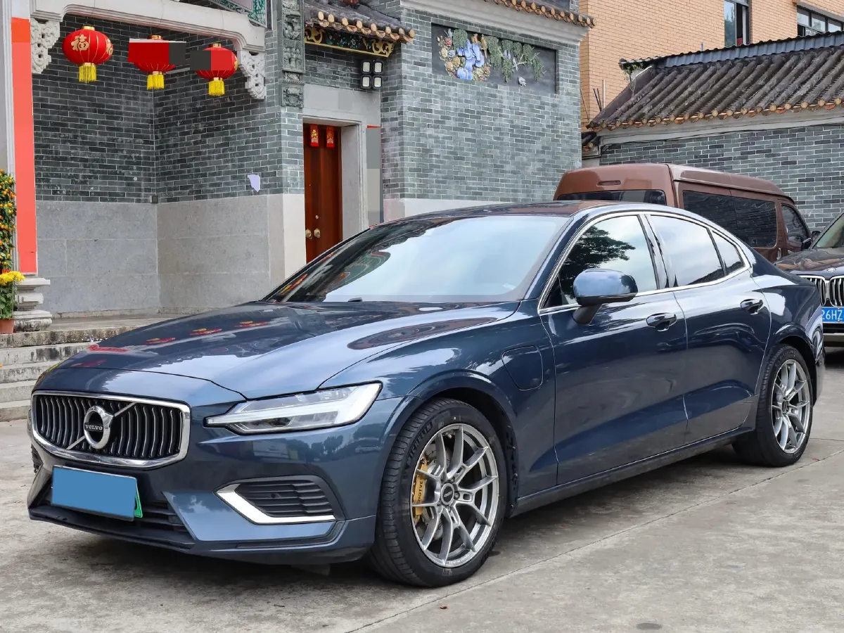 2022 Volvo S60 PHEV 2.0T 303HP L4 8AT PHEV 11.6KWH,autocango,china used car exporter,china ev exporter,chinese used car exporter,chinese used ev exporter