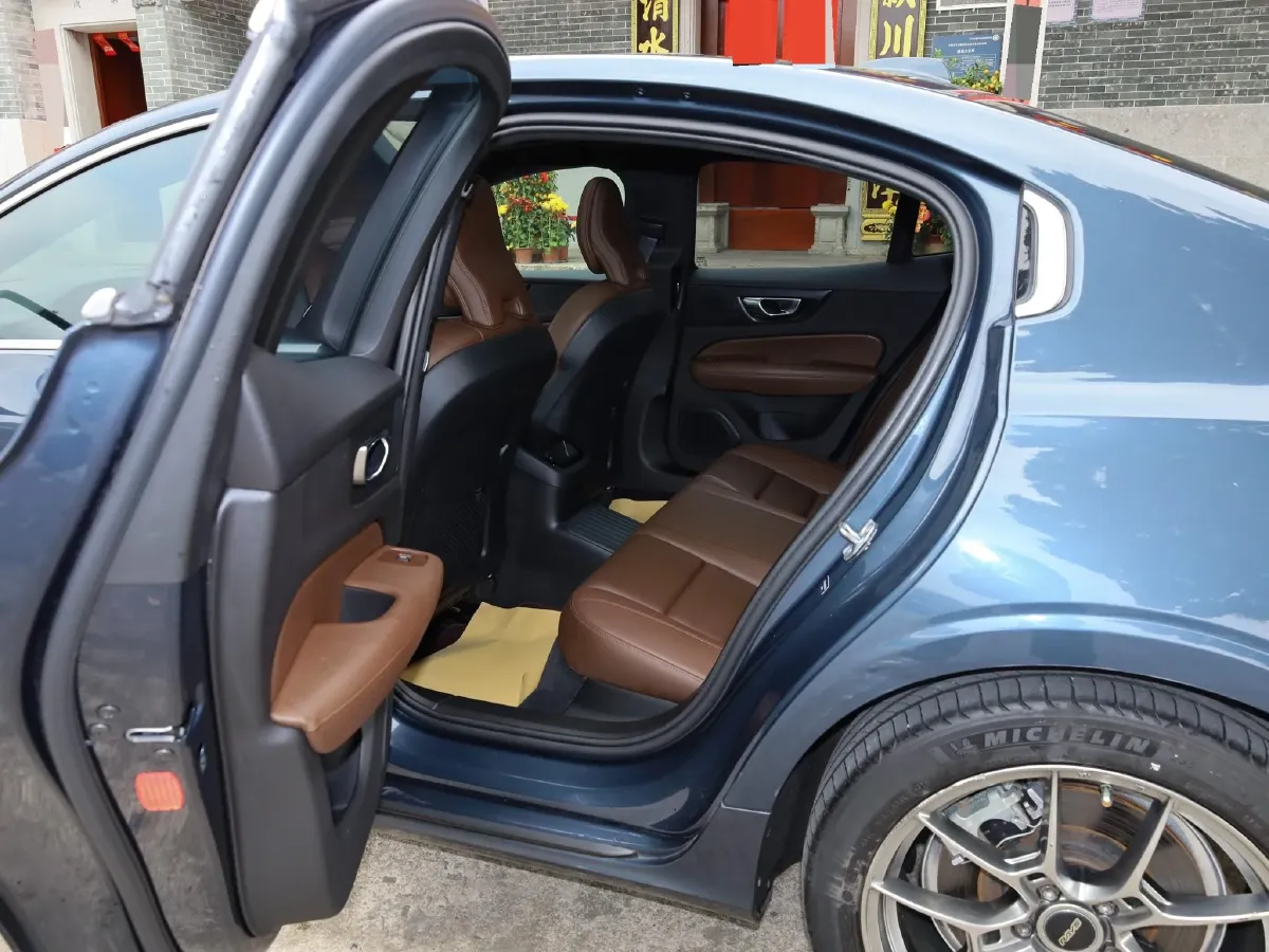 2022 Volvo S60 PHEV 2.0T 303HP L4 8AT PHEV 11.6KWH,autocango,china used car exporter,china ev exporter,chinese used car exporter,chinese used ev exporter