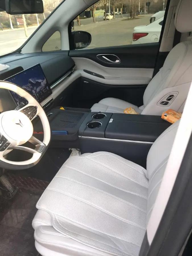 2025 Voyah Dream 1.5T 150HP L4 PHEV 41.7KWH,autocango,china used car exporter,china ev exporter,chinese used car exporter,chinese used ev exporter