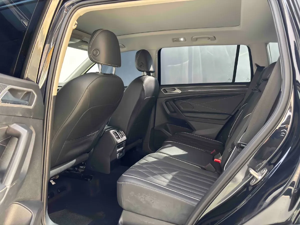 2024 Volkswagen Tiguan L 2.0T 186HP L4 7DCT,autocango,china used car exporter,china ev exporter,chinese used car exporter,chinese used ev exporter