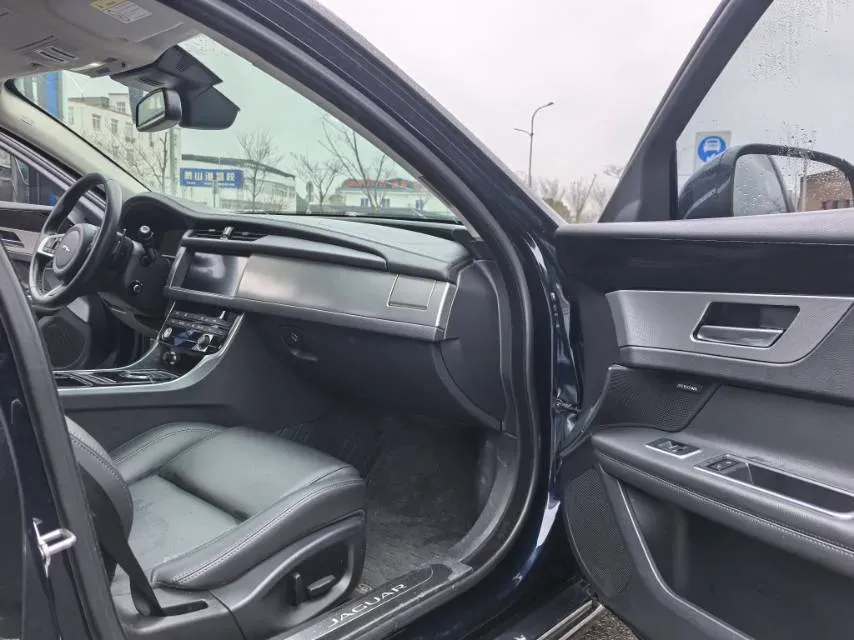 2020 Jaguar XFL 2.0T 200HP L4 8AT,autocango,china used car exporter,china ev exporter,chinese used car exporter,chinese used ev exporter