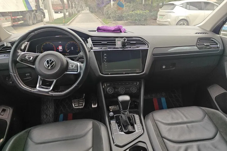 2021 Volkswagen Tiguan L 2.0T 186HP L4 7DCT,autocango,china used car exporter,china ev exporter,chinese used car exporter,chinese used ev exporter