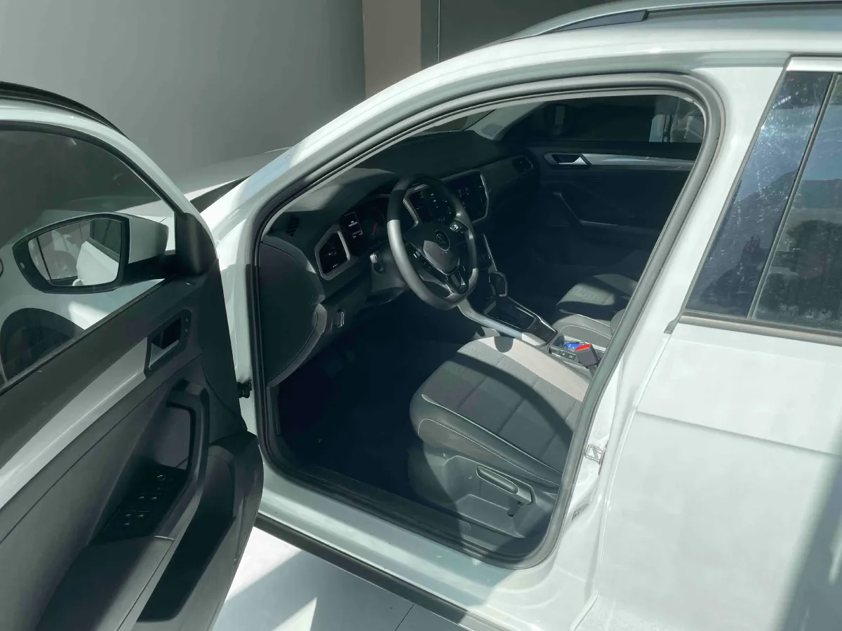 2021 Volkswagen T-Roc 1.4T 150HP L4 7DCT,autocango,china used car exporter,china ev exporter,chinese used car exporter,chinese used ev exporter