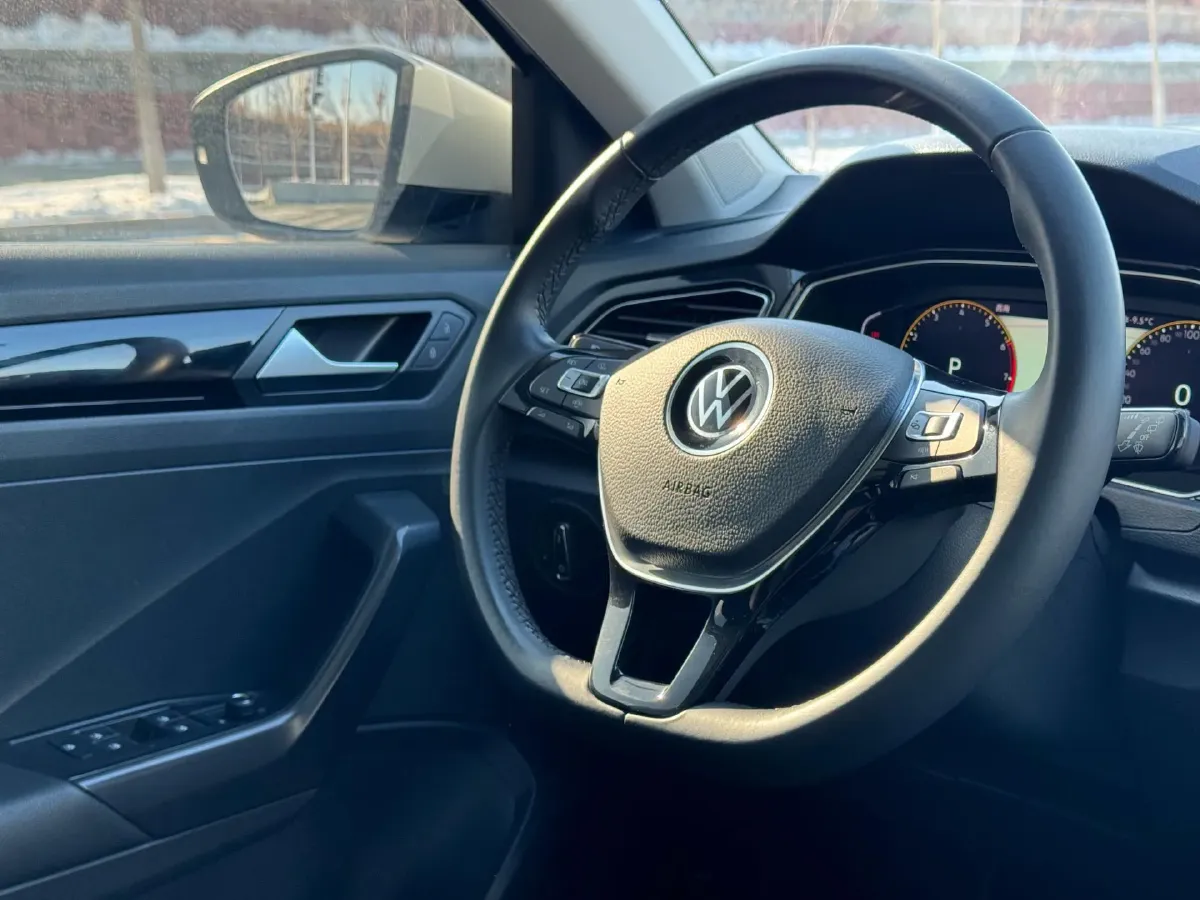 2022 Volkswagen T-Roc 1.4T 150HP L4 7DCT,autocango,china used car exporter,china ev exporter,chinese used car exporter,chinese used ev exporter