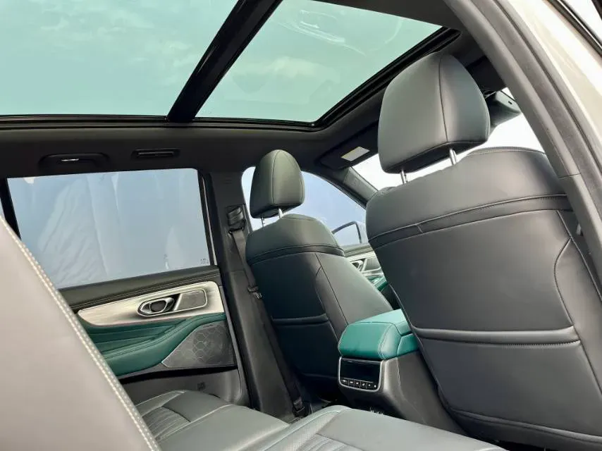 2022 GAC Trumpchi GS8 2.0T 252HP L4 8AT,autocango,china used car exporter,china ev exporter,chinese used car exporter,chinese used ev exporter