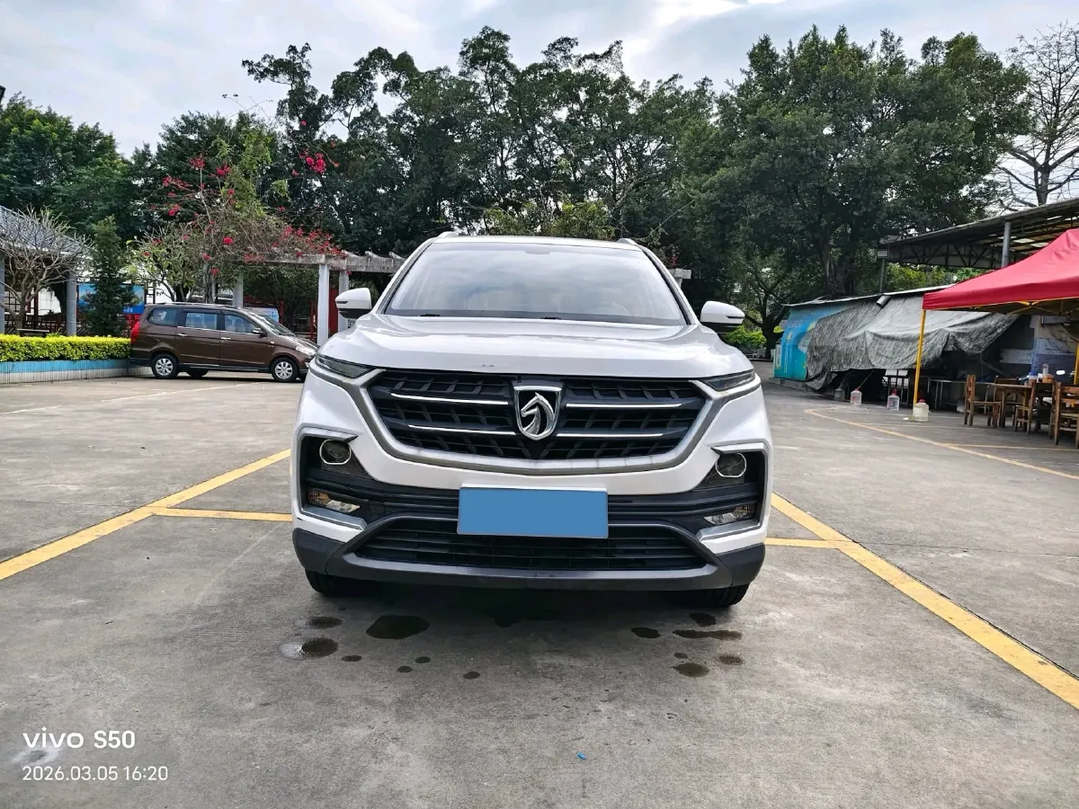 2018 BaoJun 530 1.5T 150HP L4 6MT,autocango,china used car exporter,china ev exporter,chinese used car exporter,chinese used ev exporter