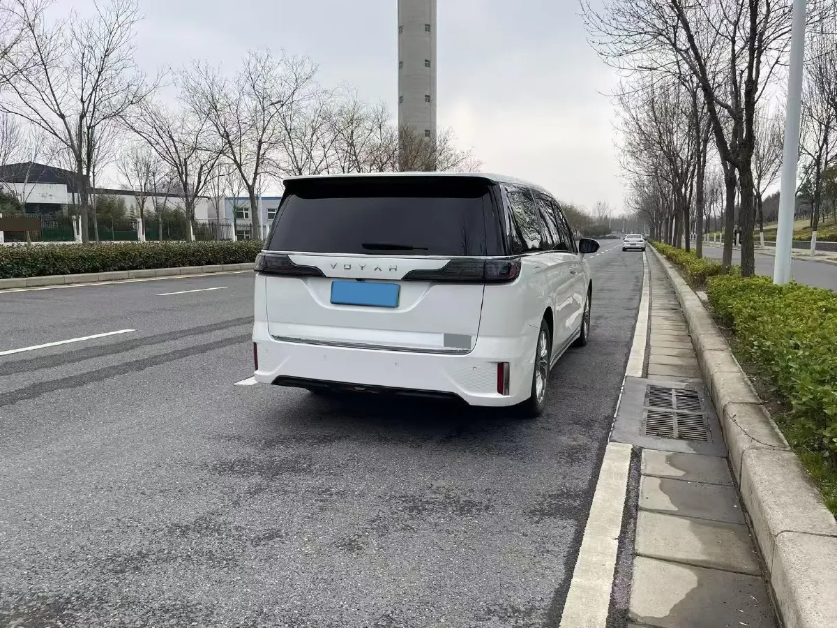 2024 Voyah Dream 1.5T 150HP L4 PHEV 43KWH,autocango,china used car exporter,china ev exporter,chinese used car exporter,chinese used ev exporter
