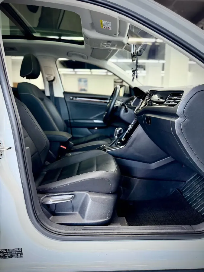 2021 Volkswagen T-Roc 1.4T 150HP L4 7DCT,autocango,china used car exporter,china ev exporter,chinese used car exporter,chinese used ev exporter