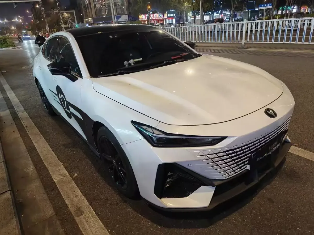 2022 ChangAn UNI-V 1.5T 188HP L4 7DCT,autocango,china used car exporter,china ev exporter,chinese used car exporter,chinese used ev exporter