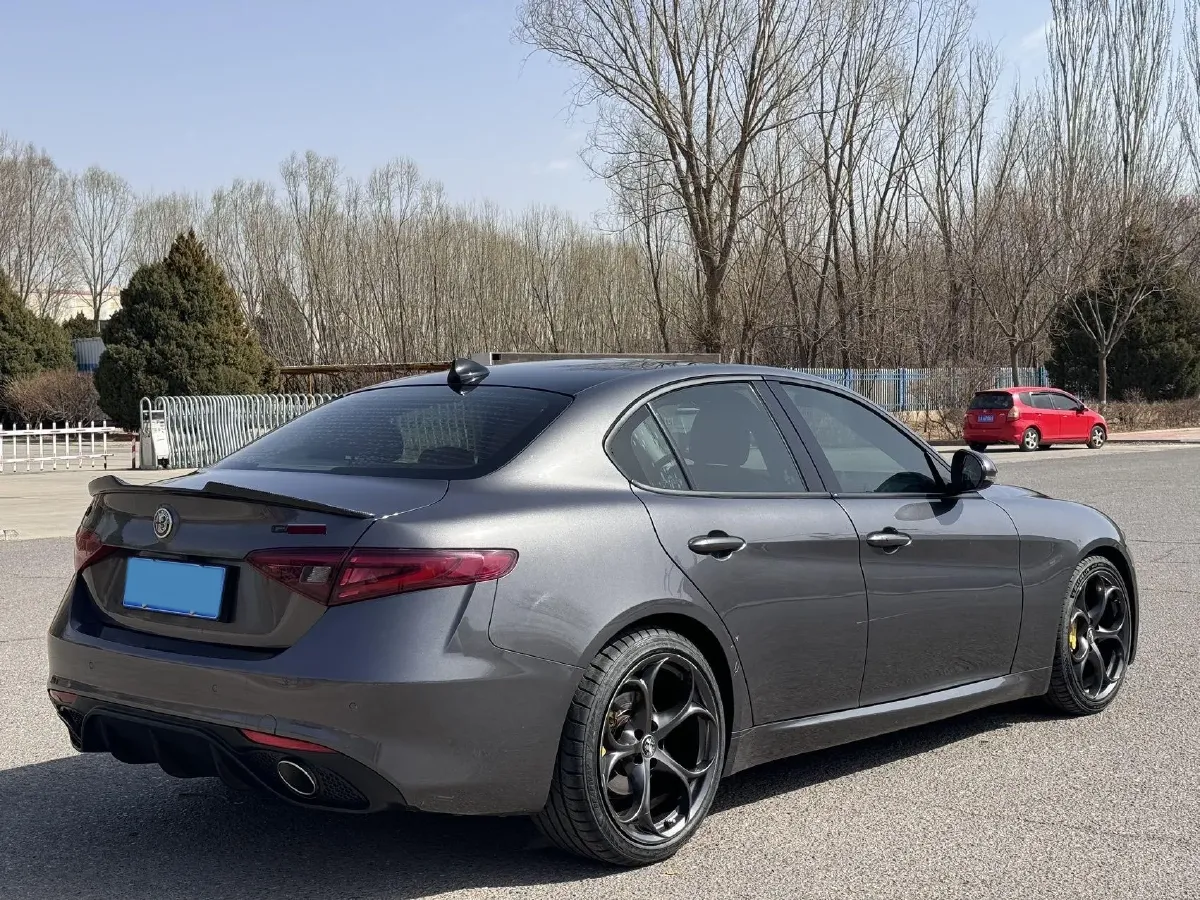 2017 Alfa Romeo Giulia 2.0T 200HP L4 8AT,autocango,china used car exporter,china ev exporter,chinese used car exporter,chinese used ev exporter