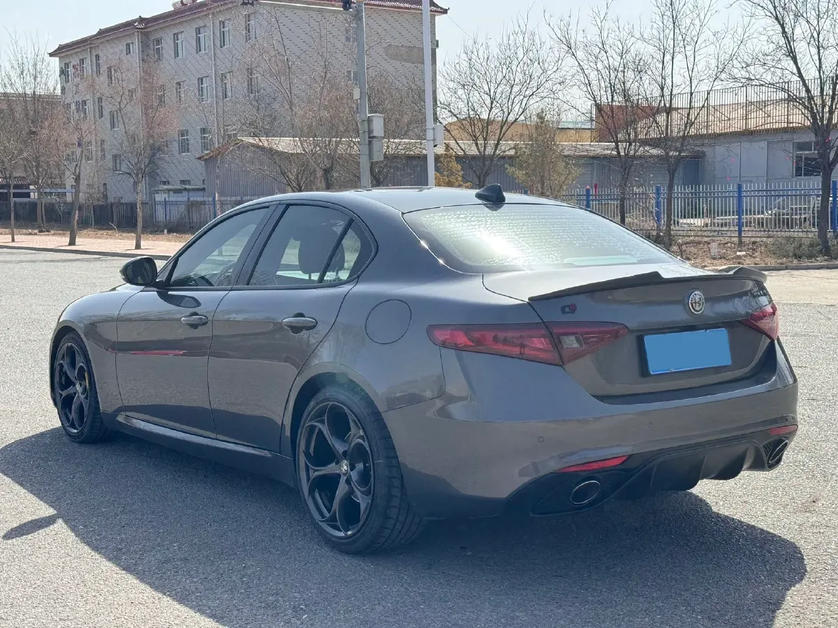 2017 Alfa Romeo Giulia 2.0T 200HP L4 8AT,autocango,china used car exporter,china ev exporter,chinese used car exporter,chinese used ev exporter