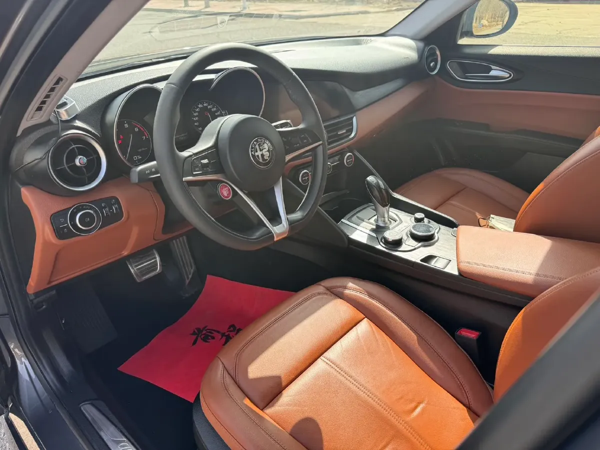 2017 Alfa Romeo Giulia 2.0T 200HP L4 8AT,autocango,china used car exporter,china ev exporter,chinese used car exporter,chinese used ev exporter