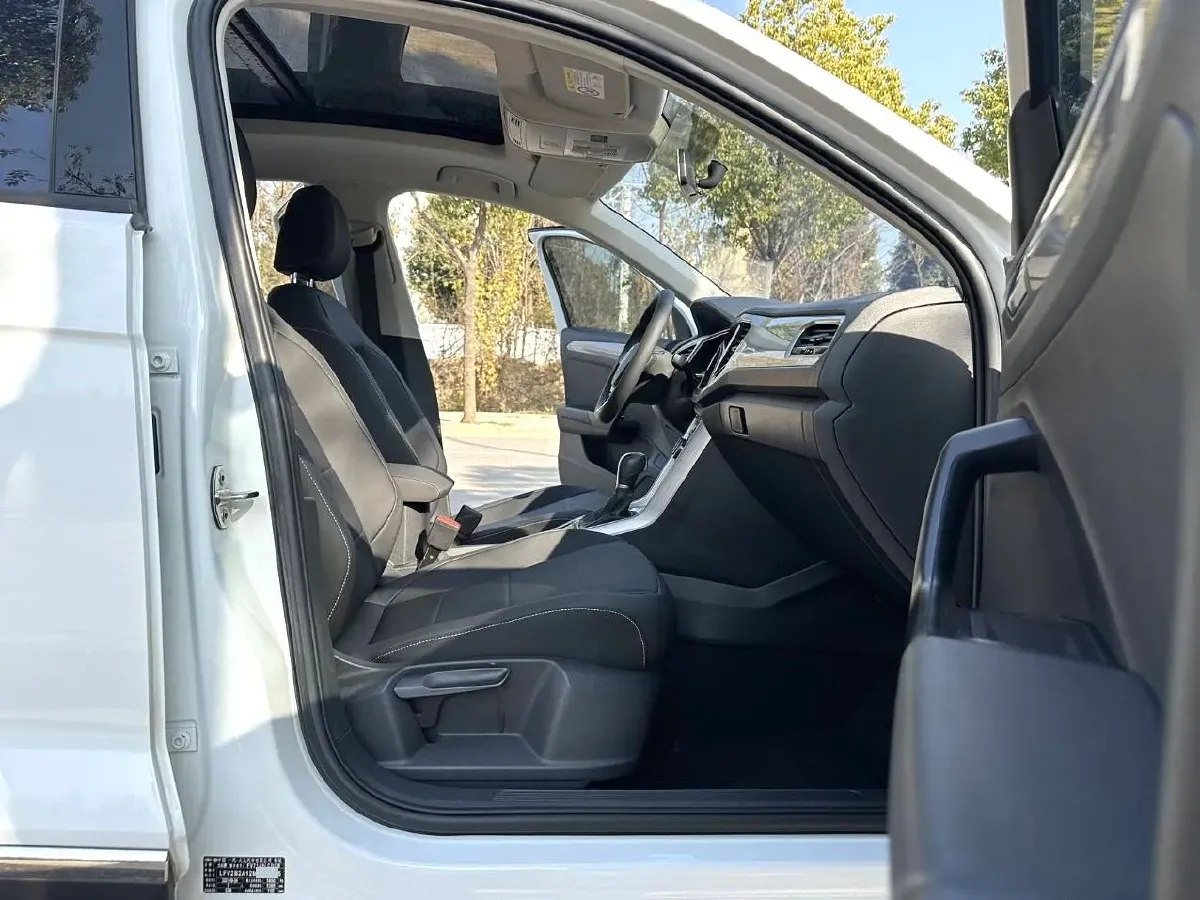 2021 Volkswagen T-Roc 1.4T 150HP L4 7DCT,autocango,china used car exporter,china ev exporter,chinese used car exporter,chinese used ev exporter