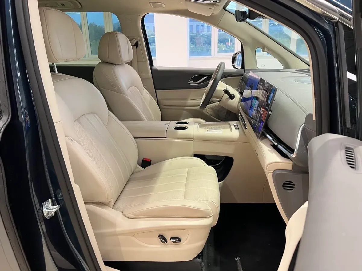 2025 Voyah Dream 1.5T 150HP L4 PHEV 41.7KWH,autocango,china used car exporter,china ev exporter,chinese used car exporter,chinese used ev exporter