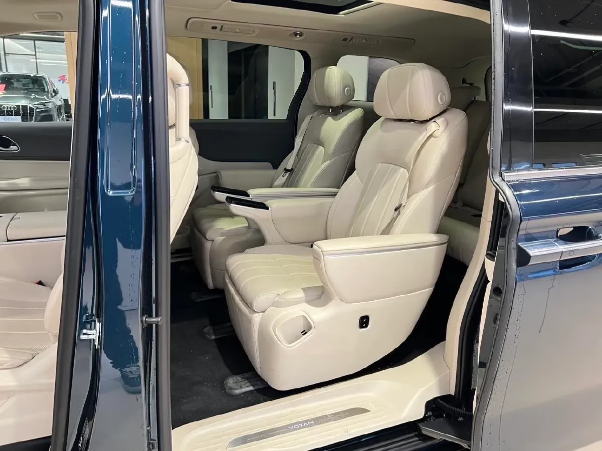 2025 Voyah Dream 1.5T 150HP L4 PHEV 41.7KWH,autocango,china used car exporter,china ev exporter,chinese used car exporter,chinese used ev exporter