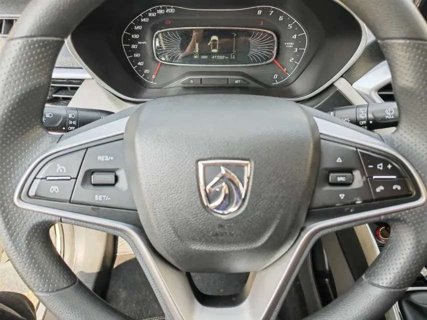 2019 BaoJun 730 1.5L 105HP L4 6MT,autocango,china used car exporter,china ev exporter,chinese used car exporter,chinese used ev exporter