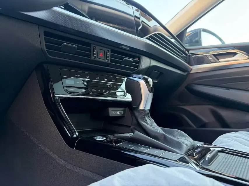 2025 Volkswagen Passat 1.4T 150HP L4 6DCT PHEV,autocango,china used car exporter,china ev exporter,chinese used car exporter,chinese used ev exporter