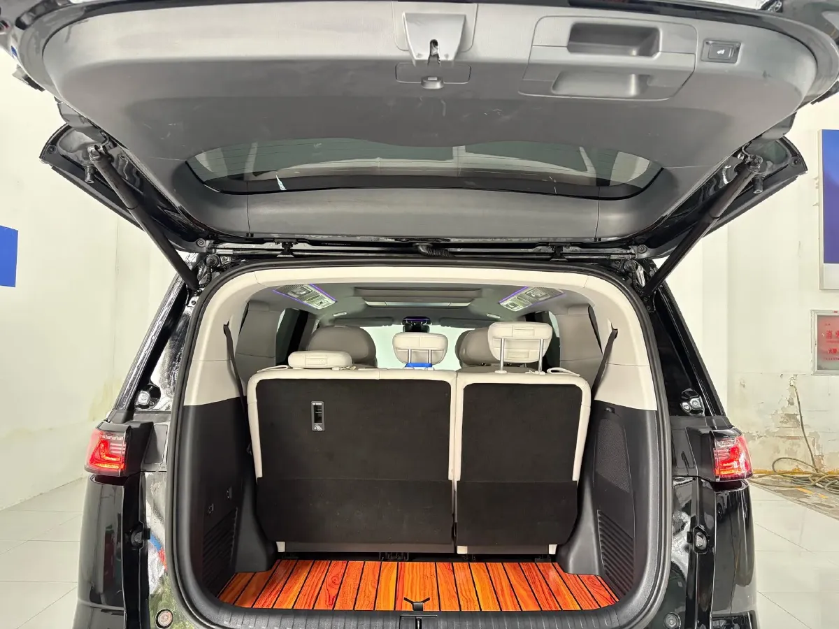 2025 Voyah Dream 1.5T 150HP L4 PHEV 41.7KWH,autocango,china used car exporter,china ev exporter,chinese used car exporter,chinese used ev exporter