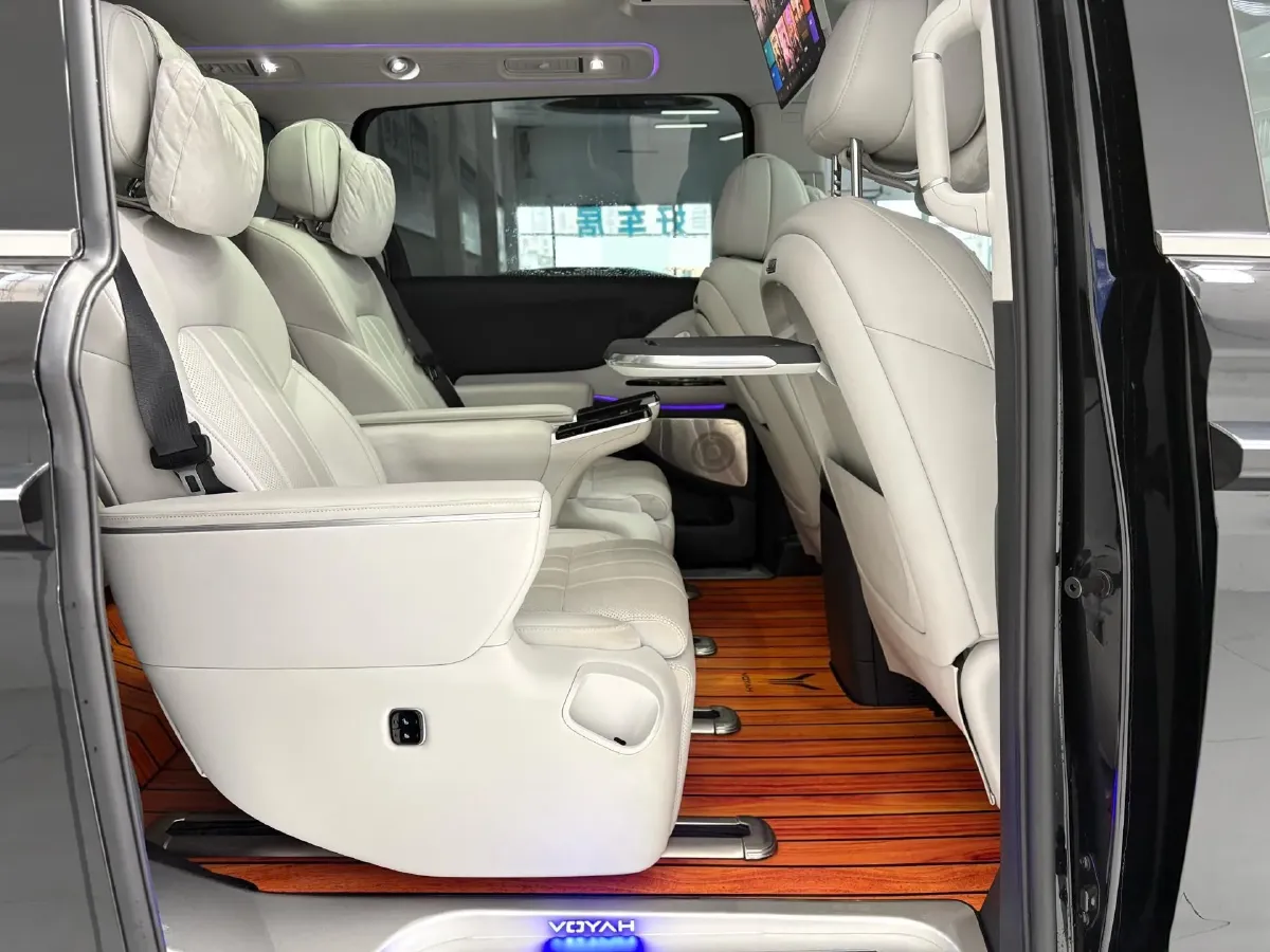 2025 Voyah Dream 1.5T 150HP L4 PHEV 41.7KWH,autocango,china used car exporter,china ev exporter,chinese used car exporter,chinese used ev exporter