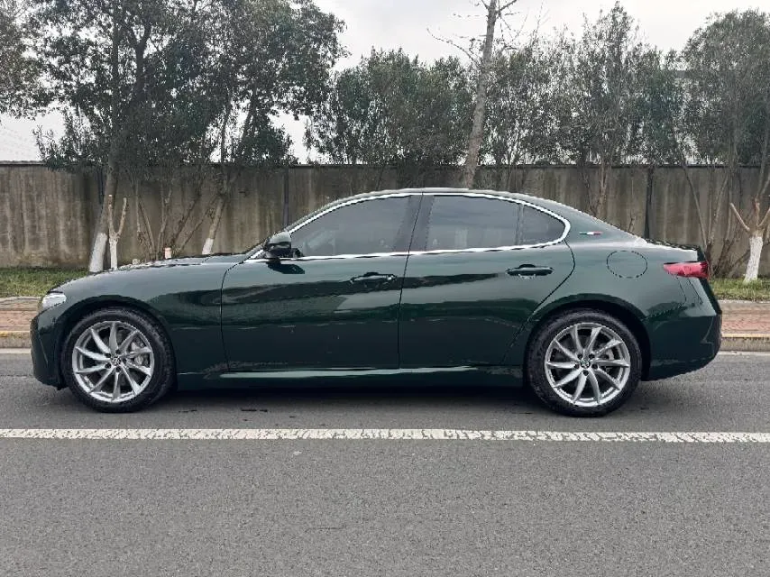 2021 Alfa Romeo Giulia 2.0T 280HP L4 8AT,autocango,china used car exporter,china ev exporter,chinese used car exporter,chinese used ev exporter