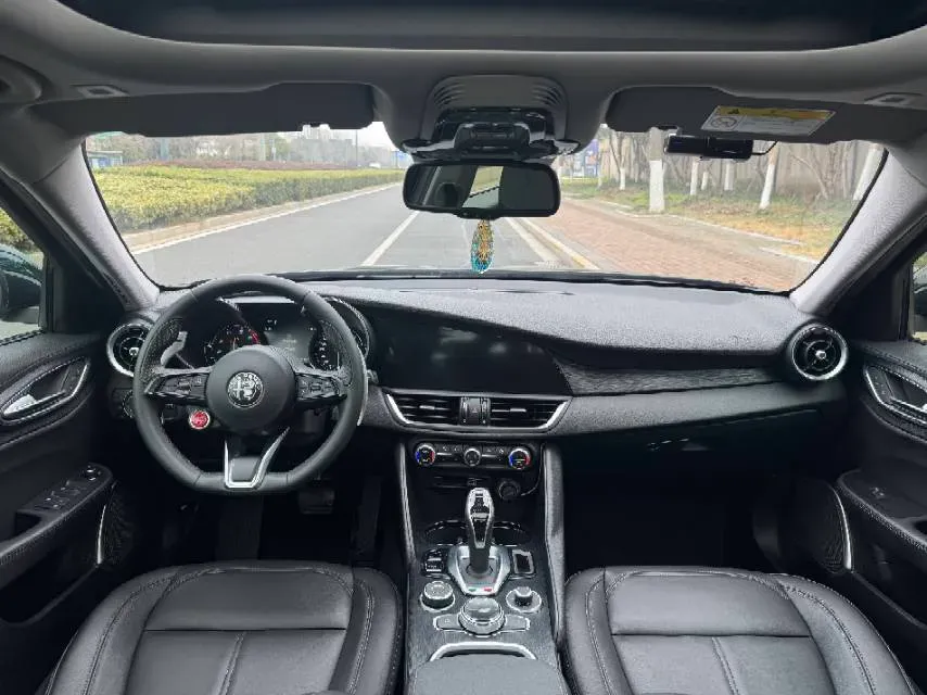 2021 Alfa Romeo Giulia 2.0T 280HP L4 8AT,autocango,china used car exporter,china ev exporter,chinese used car exporter,chinese used ev exporter