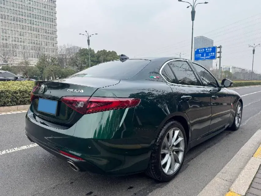 2021 Alfa Romeo Giulia 2.0T 280HP L4 8AT,autocango,china used car exporter,china ev exporter,chinese used car exporter,chinese used ev exporter