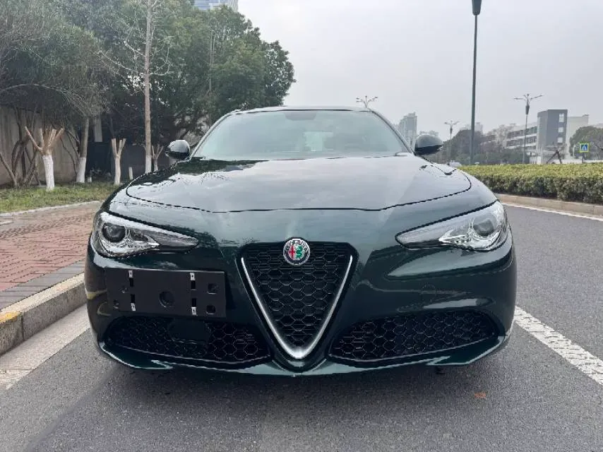 2021 Alfa Romeo Giulia 2.0T 280HP L4 8AT,autocango,china used car exporter,china ev exporter,chinese used car exporter,chinese used ev exporter