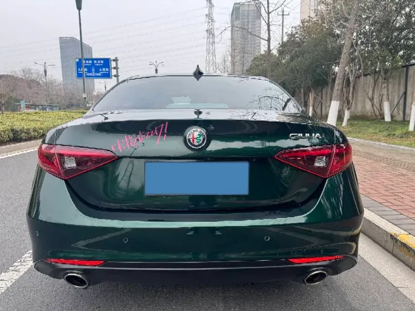 2021 Alfa Romeo Giulia 2.0T 280HP L4 8AT,autocango,china used car exporter,china ev exporter,chinese used car exporter,chinese used ev exporter