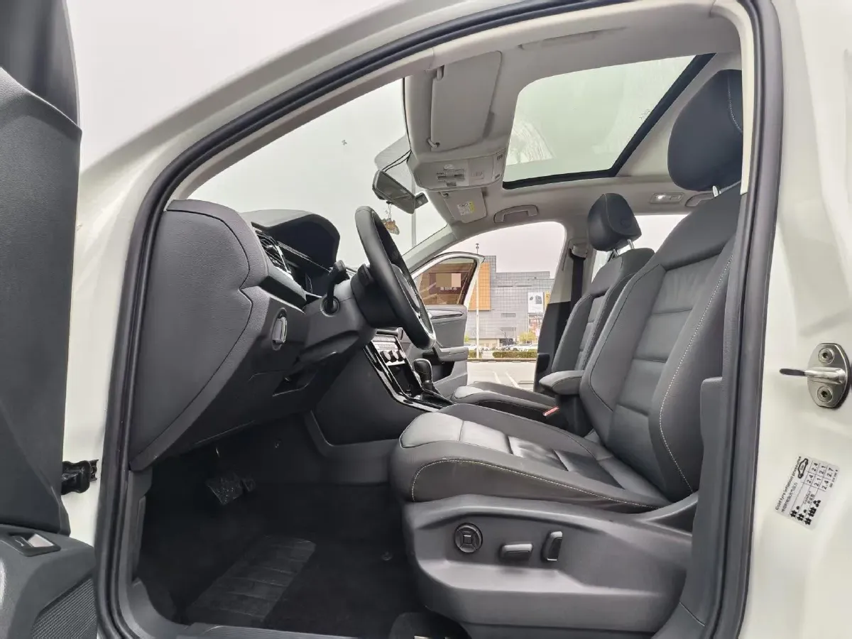 2021 Volkswagen T-Roc 1.4T 150HP L4 7DCT,autocango,china used car exporter,china ev exporter,chinese used car exporter,chinese used ev exporter