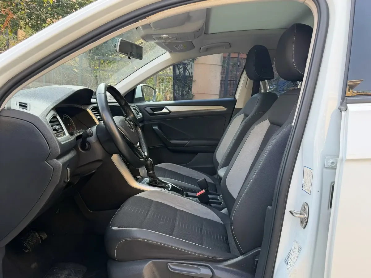 2022 Volkswagen T-Roc 1.4T 150HP L4 7DCT,autocango,china used car exporter,china ev exporter,chinese used car exporter,chinese used ev exporter