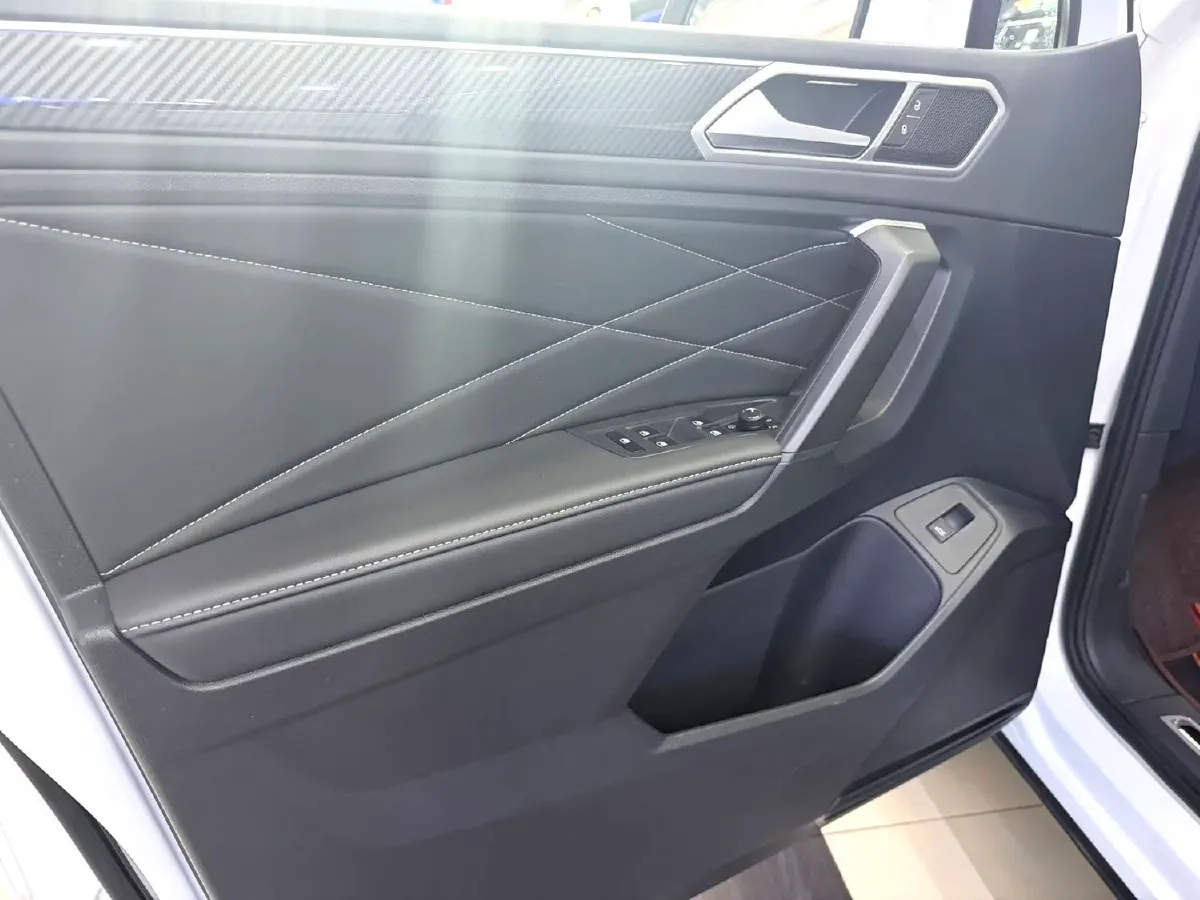 2024 Volkswagen Tiguan L 2.0T 186HP L4 7DCT,autocango,china used car exporter,china ev exporter,chinese used car exporter,chinese used ev exporter