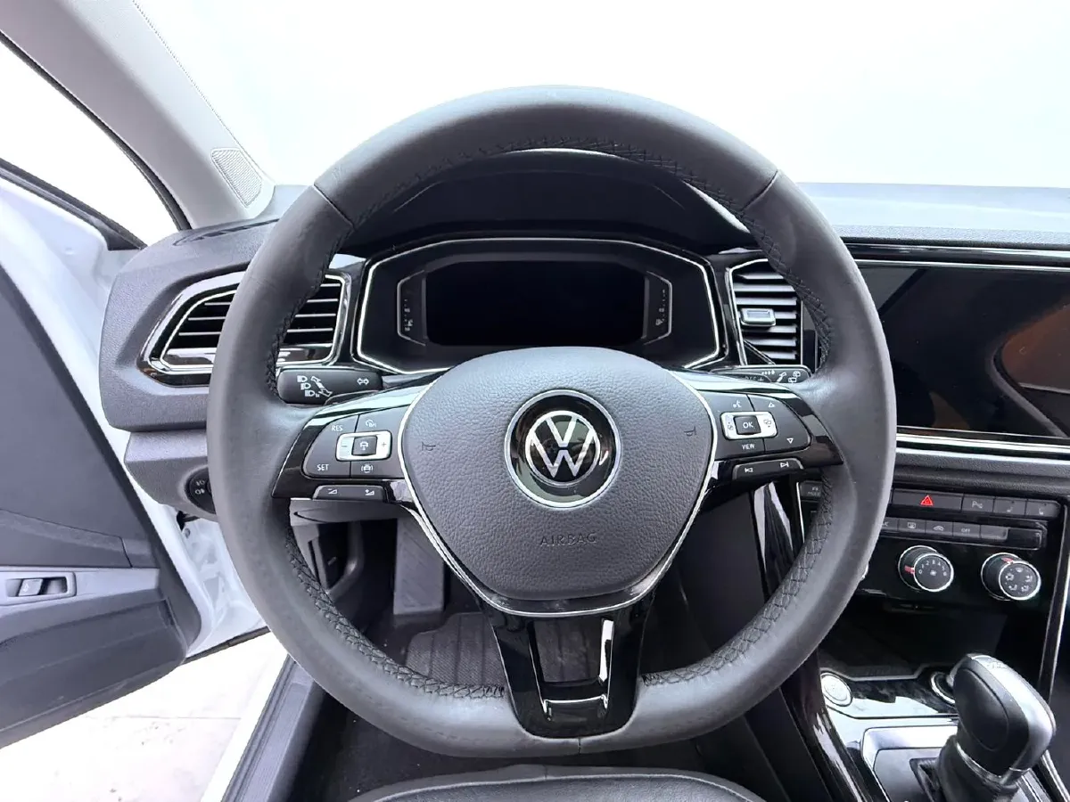 2021 Volkswagen T-Roc 1.4T 150HP L4 7DCT,autocango,china used car exporter,china ev exporter,chinese used car exporter,chinese used ev exporter